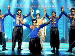 Shah Rukh Khan, Deepika Padukone, Abhishek Bachchan, Boman Irani, Vivian Shah And Sonu Sood Perform On ‘India Waale’ (Happy New Year)