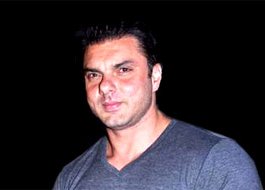 Sohail Khan helps unattended accident victims Sohail Khan helps unattended accident victims