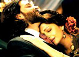 Hrithik Roshan gets foot massage from Aishwarya Rai Bachchan