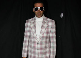 Akshay Kumar goes ‘Retro’ full time to promote Action Replayy Akshay Kumar goes ‘Retro’ full time to promote Action Replayy