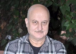 Kher attends SAG Awards with De Niro Kher attends SAG Awards with De Niro