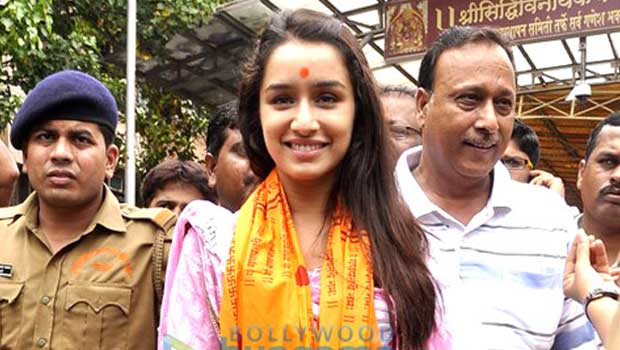 Shraddha Kapoor Visits Siddhivinayak Temple