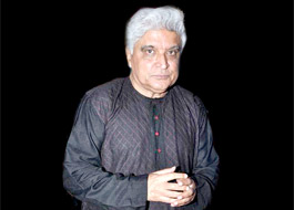 Javed Akhtar sweeps platform at Mumbai Central station for ‘Swachch Bharat Abhiyaan’