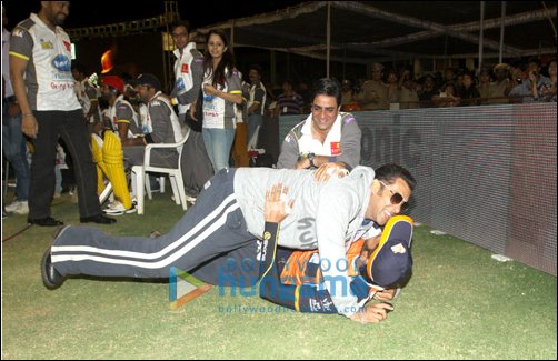 Salman and Riteish seen literally ROTFL at CCL