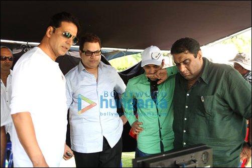 Check out: Akshay, Taurani on Its Entertainment set