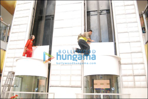 Akshay performs daredevil stunt for CID