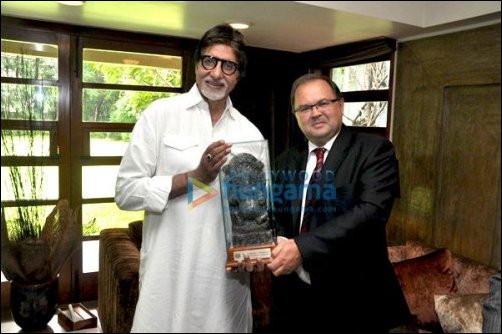 Big B receives salt Ganesha from Poland