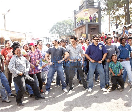 Arbaaz dances with Dabangg 2 team