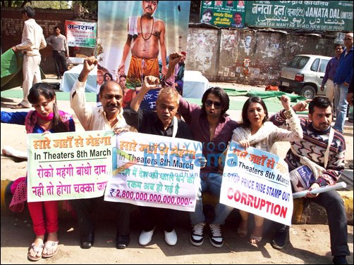 Saare Jahaan Se Mehnga cast stage ‘dharna’ against inflation