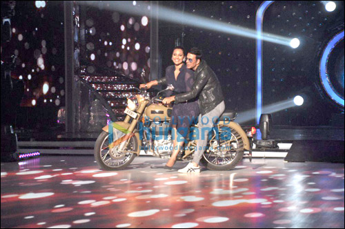 Check out: Akshay, Sonakshi on sets of Jhalak Dikhhla Jaa