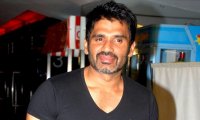 Suniel Shetty got emotional during funeral speech scene in Daddy Cool