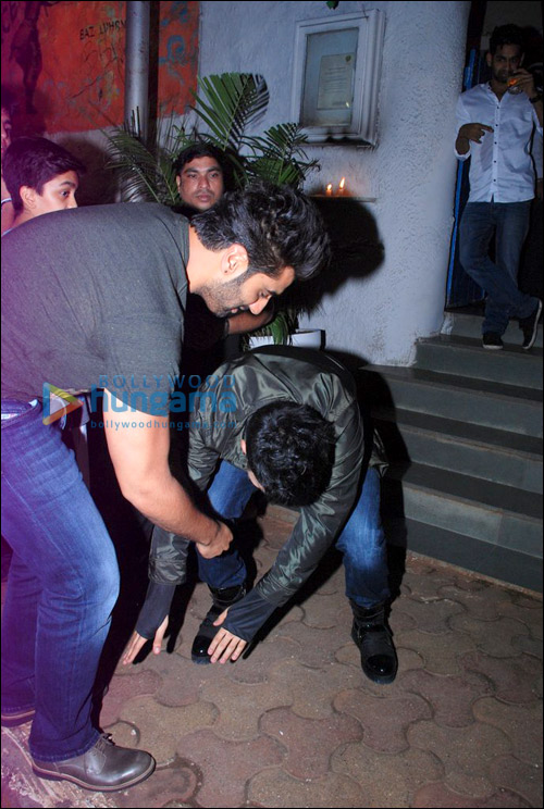 Check out: Varun Dhawan falls at Arjun Kapoor’s feet