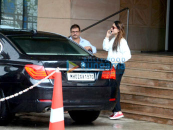 Kareena Kapoor Khan visits Saif Ali Khan after his thumb surgery