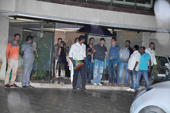 Salman Khan, Iulia Vantur, Varun Dhawan & others at Arpita Khan’s party Salman Khan, Iulia Vantur, Varun Dhawan & others at Arpita Khan’s party