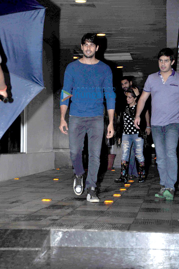 Sidharth Malhotra dines out with his close friends at Hakkasan Sidharth Malhotra dines out with his close friends at Hakkasan