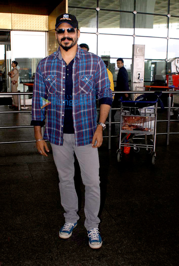 Vivek Oberoi, Riteish Deshmukh & Urvashi Rautela snapped at the airport Vivek Oberoi, Riteish Deshmukh & Urvashi Rautela snapped at the airport