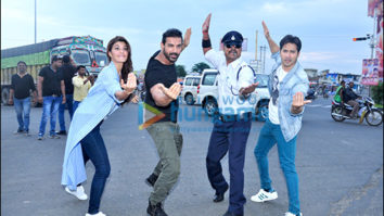 When John Abraham, Varun Dhawan and Jacqueline Fernandez turned traffic police When John Abraham, Varun Dhawan and Jacqueline Fernandez turned traffic police