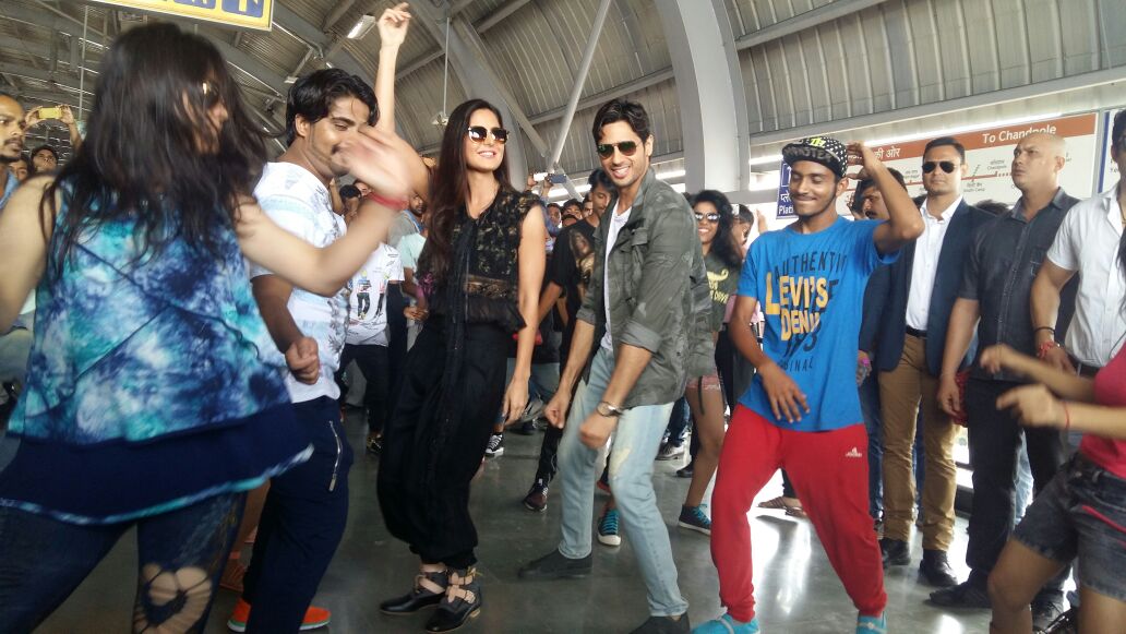 Watch: Katrina Kaif and Sidharth Malhotra’s flashmob on Kala Chashma at Jaipur Metro Station Watch: Katrina Kaif and Sidharth Malhotra’s flashmob on Kala Chashma at Jaipur Metro Station