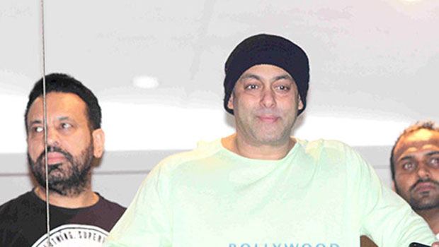 Salman Khan Celebrates Eid; Waves His Fans From Balcony