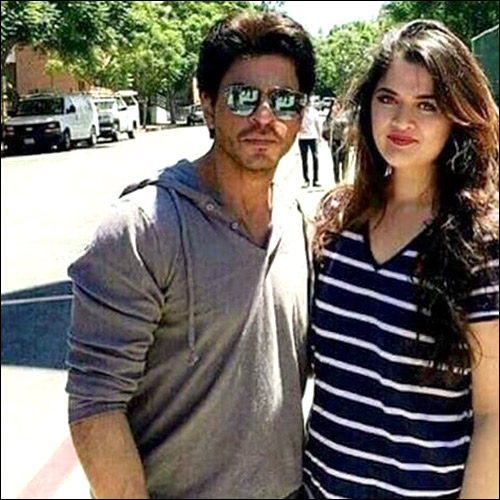 Check out: Shah Rukh Khan poses with fans in US Check out: Shah Rukh Khan poses with fans in US