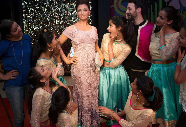 Diwali special: Wax statues of Aishwarya Rai Bachchan, Kareena Kapoor, Amitabh Bachchan, Hrithik Roshan and Shah Rukh Khan unveiled at Madame Tussauds, San Francisco Diwali special: Wax statues of Aishwarya Rai Bachchan, Kareena Kapoor, Amitabh Bachchan, Hrithik Roshan and Shah Rukh Khan unveiled at Madame Tussauds, San Francisco