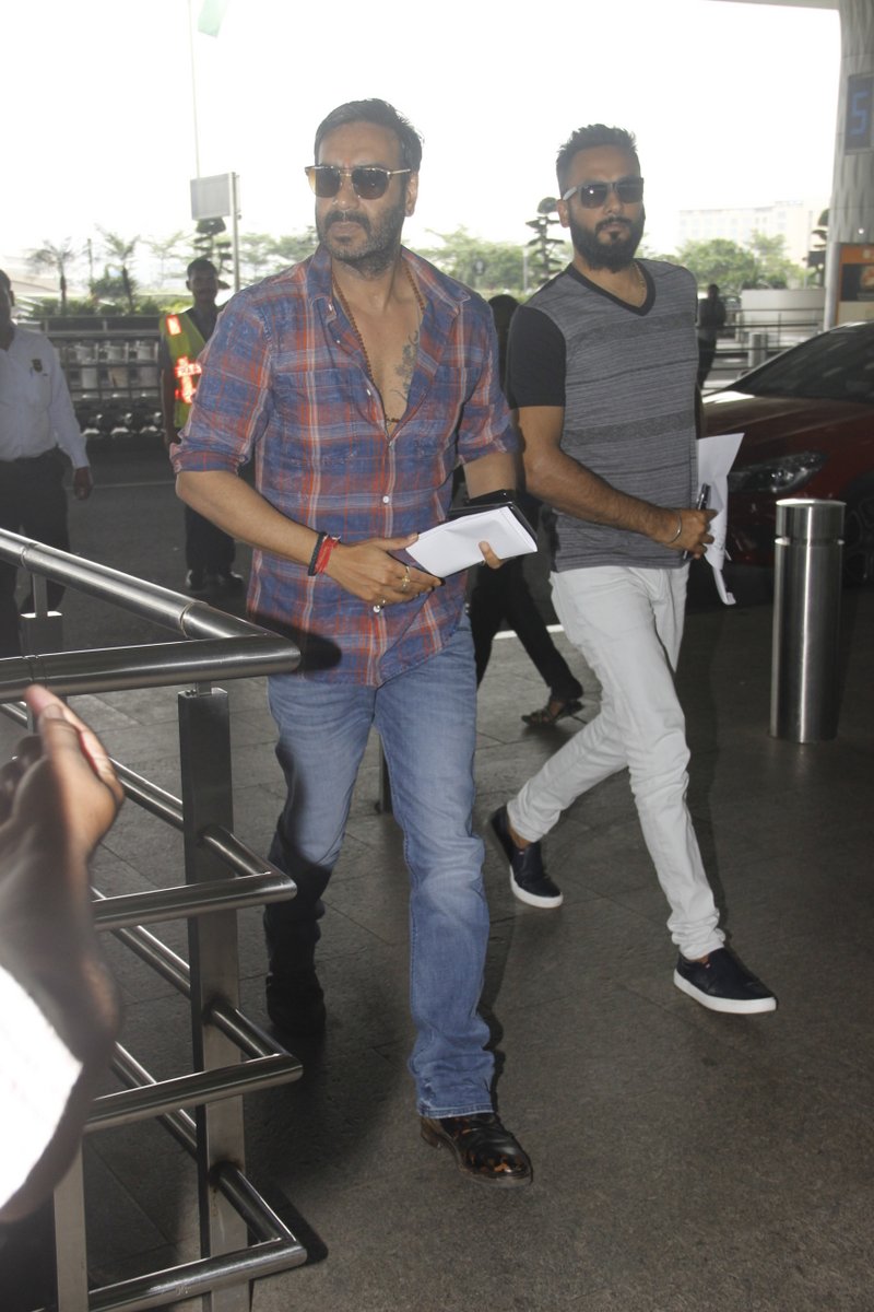 Ajay Devgn and Shahid Kapoor, Mira Rajput and their baby snapped at the airport Ajay Devgn and Shahid Kapoor, Mira Rajput and their baby snapped at the airport