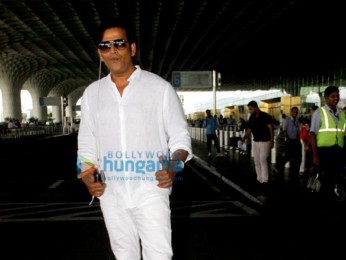 Kareena Kapoor Khan, Abhishek Bachchan & others snapped at the international airport