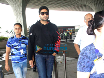 Kareena Kapoor Khan, Abhishek Bachchan & others snapped at the international airport