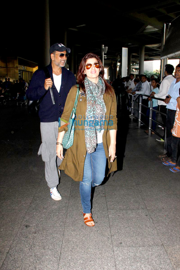 Akshay Kumar & family return from Cape Town Akshay Kumar & family return from Cape Town