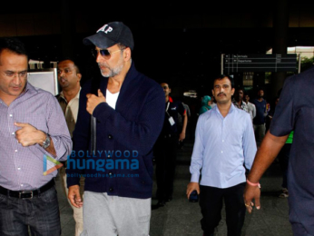 Akshay Kumar & family return from Cape Town