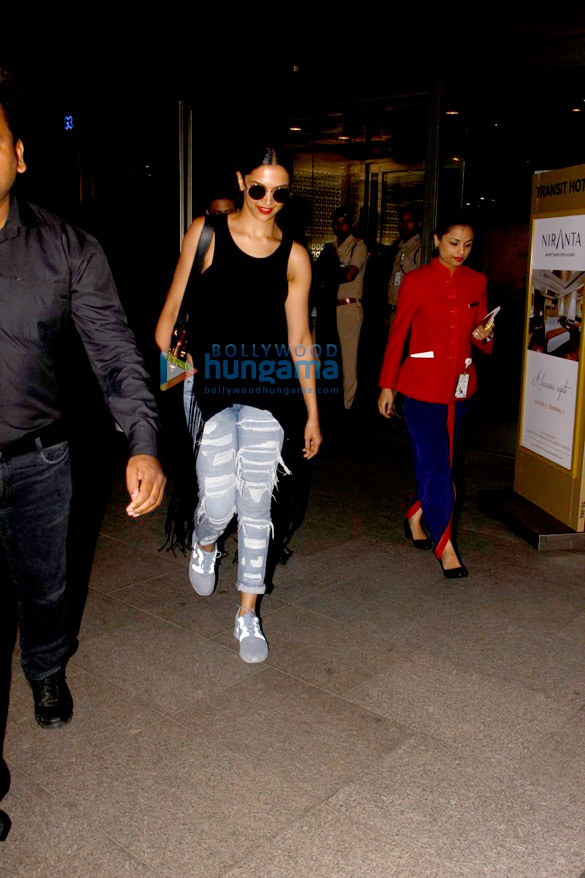 Deepika Padukone snapped as she returns from Bangalore Deepika Padukone snapped as she returns from Bangalore