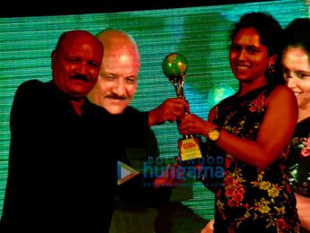 Jeetendra snapped receiving the Mumbai Global Achiever's Award 2016