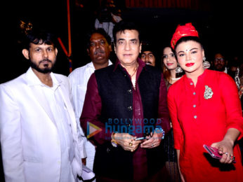 Jeetendra snapped receiving the Mumbai Global Achiever's Award 2016
