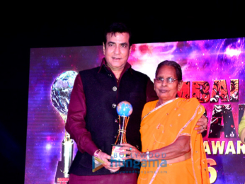Jeetendra snapped receiving the Mumbai Global Achiever's Award 2016
