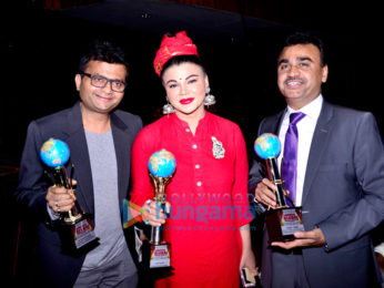 Jeetendra snapped receiving the Mumbai Global Achiever's Award 2016