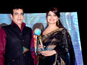 Jeetendra snapped receiving the Mumbai Global Achiever's Award 2016