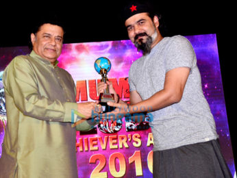 Jeetendra snapped receiving the Mumbai Global Achiever's Award 2016