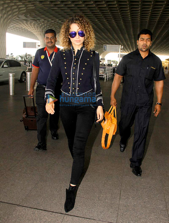 Alia Bhatt, Kriti Sanon, Sonam Kapoor and Kangna Ranaut snapped at the airport Alia Bhatt, Kriti Sanon, Sonam Kapoor and Kangna Ranaut snapped at the airport