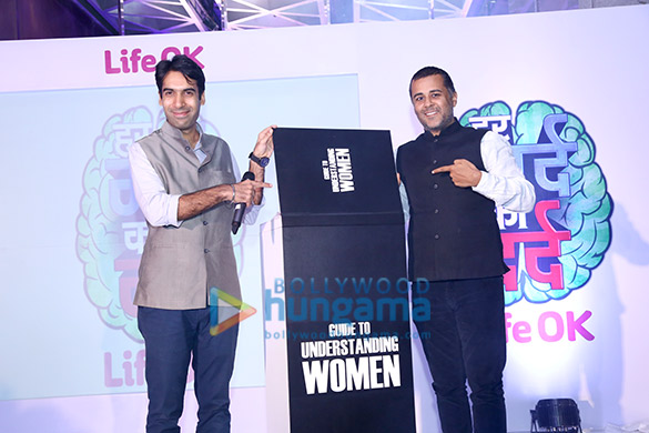 Chetan Bhagat & Faisal Rashid launch a life size book titled ‘Har Mard Ka Dard’ Chetan Bhagat & Faisal Rashid launch a life size book titled ‘Har Mard Ka Dard’