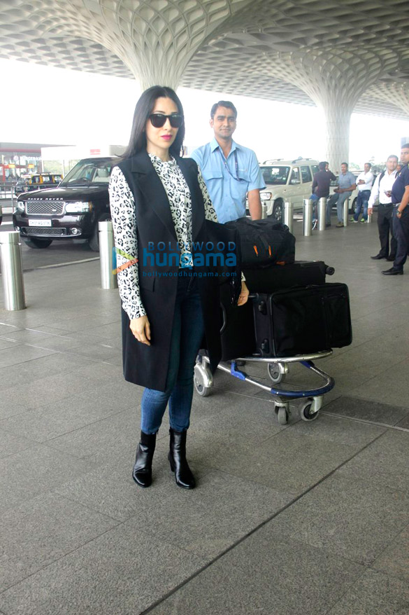 Preity Zinta and Karisma Kapoor snapped at the airport Preity Zinta and Karisma Kapoor snapped at the airport