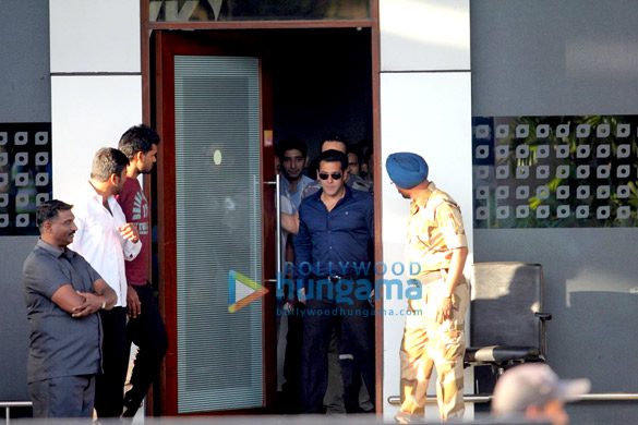 Salman Khan arrives back from Jodhpur Salman Khan arrives back from Jodhpur