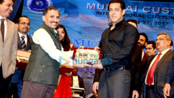 Shah Rukh Khan, Salman Khan, Karisma Kapoor, Kangna Ranaut and others celebrate ‘International Customs Day’ Shah Rukh Khan, Salman Khan, Karisma Kapoor, Kangna Ranaut and others celebrate ‘International Customs Day’