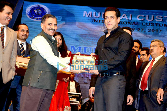 Shah Rukh Khan, Salman Khan, Karisma Kapoor, Kangna Ranaut and others celebrate ‘International Customs Day’ Shah Rukh Khan, Salman Khan, Karisma Kapoor, Kangna Ranaut and others celebrate ‘International Customs Day’