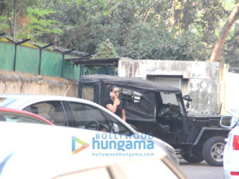 Bipasha Basu snapped at her gym in Bandra