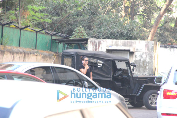 Bipasha Basu snapped at her gym in Bandra Bipasha Basu snapped at her gym in Bandra