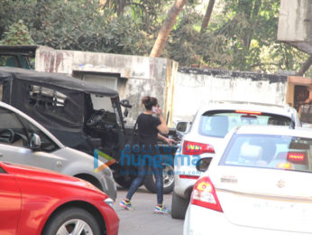 Bipasha Basu snapped at her gym in Bandra