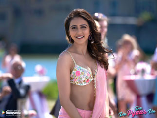Wallpaper of the Movie De De Pyaar De