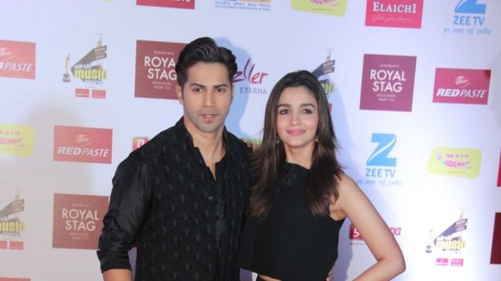 Varun Dhawan, Alia Bhatt Sing Tamma Tamma Again At Mirchi Music Awards 2017