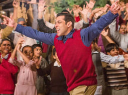 Salman Khan has been set a target of Rs. 400 crore by Aamir Khan for Tubelight and Tiger Zinda Hai