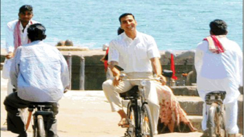 Check out: Akshay Kumar and Radhika Apte shoot a song in Maheswar for PadMan